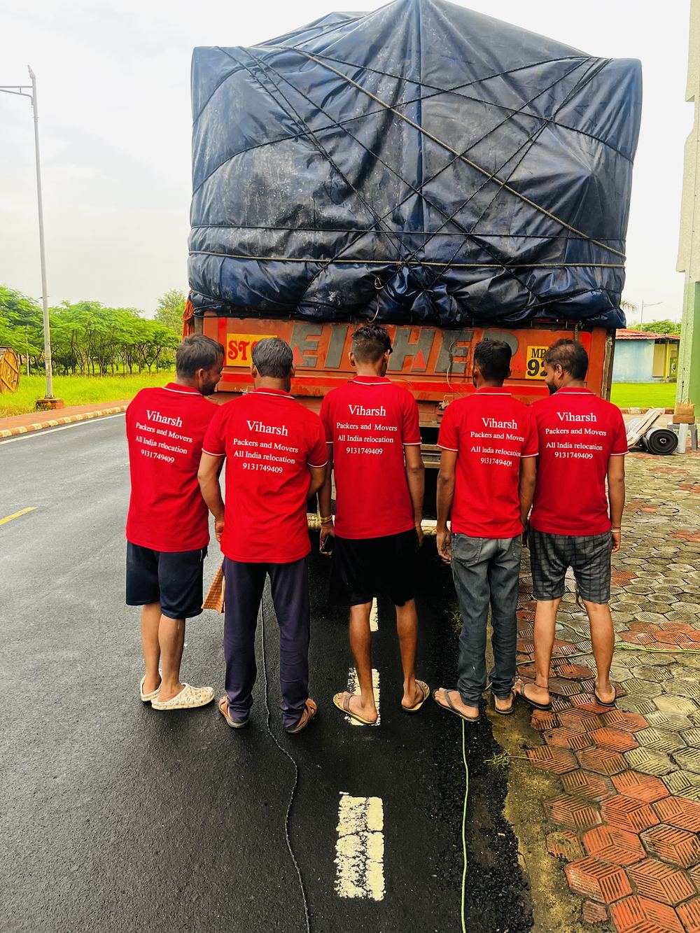 Trained Viharsh team securing goods on the truck
